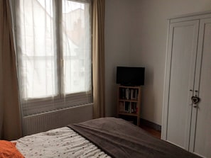 2 makuuhuonetta, silitysrauta/-lauta, ilmainen Wi-Fi, vuodevaatteet