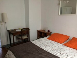 2 bedrooms, iron/ironing board, free WiFi, bed sheets - Apartment-cottage of the church (Châteauneuf-sur-Loire)