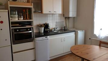 Jääkaappi, mikroaaltouuni, uuni, liesi