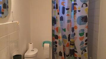 Dusche, Haartrockner, HandtĂŒcher, Toilettenpapier