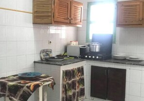 Fridge, oven, stovetop, cookware/dishes/utensils