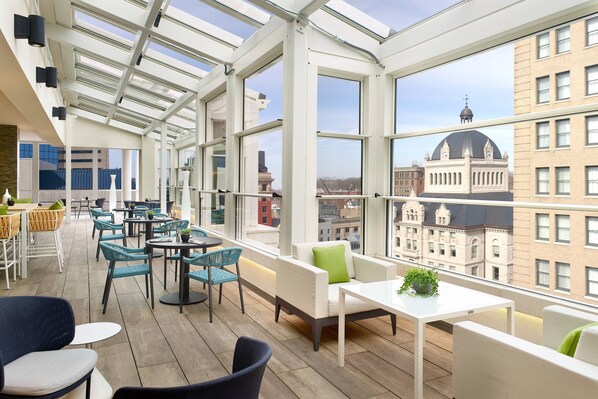 供應午餐和晚餐,美國料理,露天餐廳