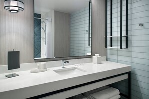 Combined shower/bathtub, free toiletries, hair dryer, towels