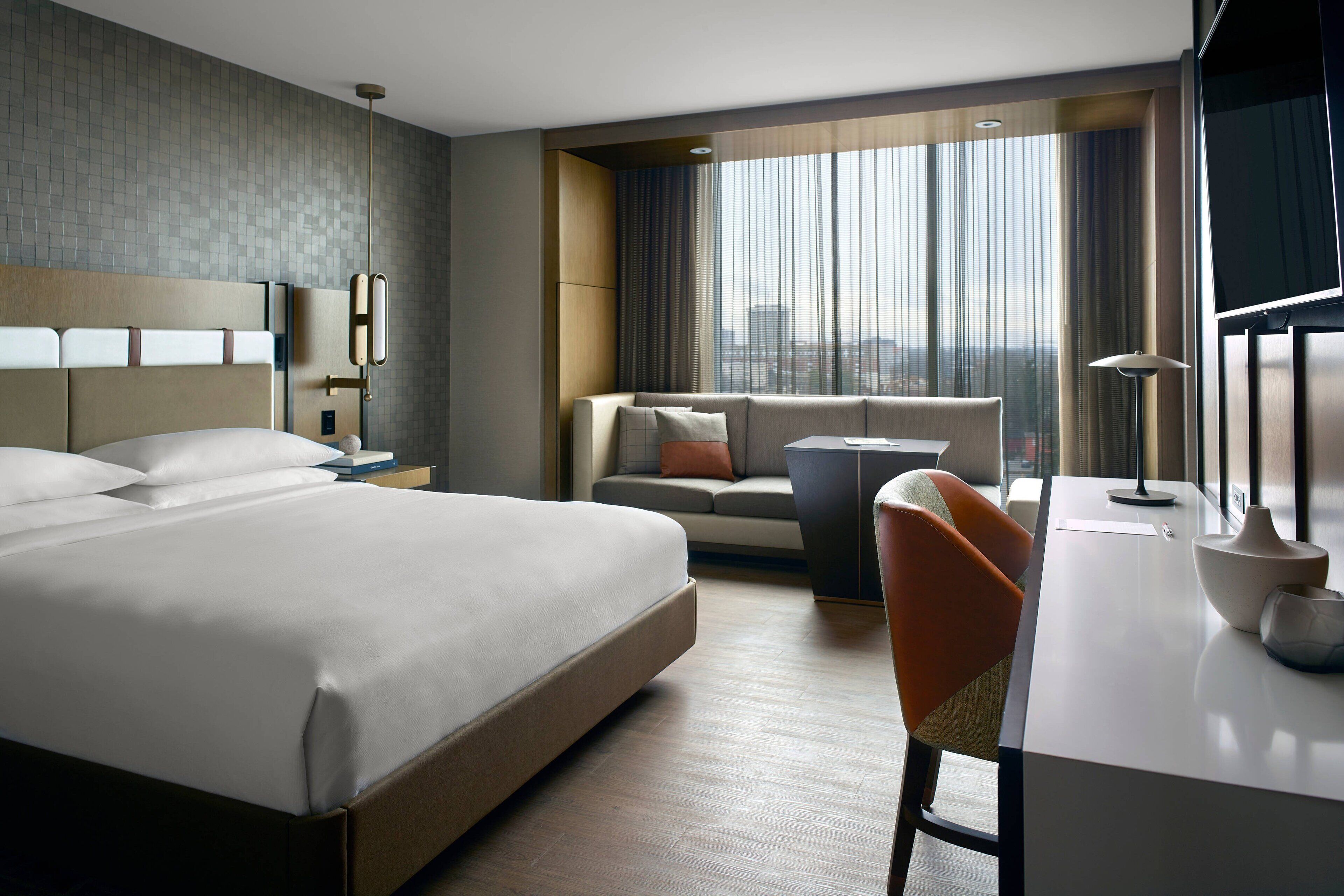 Ropa de cama hipoalergénica y caja de seguridad en la habitación 