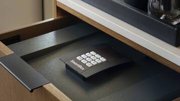 Un cajón con una caja negra etiquetada como “SmartBox” que contiene un teclado.