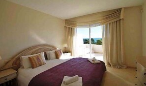 3 slaapkamers, een kluis op de kamer, een strijkplank/strijkijzer, wifi