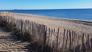 A beach with a wooden fence and a clear view of the ocean. - Villa located in Tamaris, 3 bedrooms, half Airco, Wifi, for 7 people, only at 400m from the beach... (PORTIRAGNES)