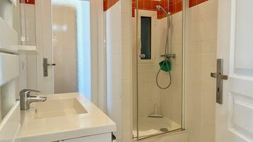 Een douche, een haardroger, handdoeken