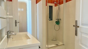 Regadera, secadora de cabello, toallas