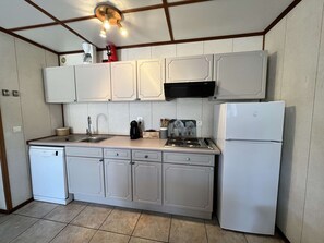 Een koelkast, een microgolfoven, een vaatwasser, een broodrooster