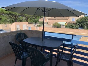Outdoor dining - One-bedroom apartment with mezzanine, Airco- balcony, fibre optic WiFi, secure residence with... (PORTIRAGNES)
