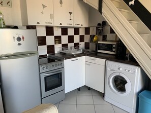 Een koelkast, een microgolfoven, een oven, een broodrooster