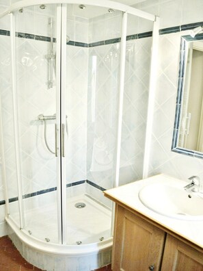 Dusche, Haartrockner, Handtücher