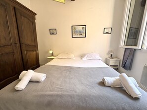 2 chambres, fer et planche à repasser, accès au Wi-Fi (inclus)