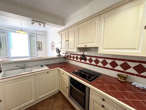 Réfrigérateur, four à micro-ondes, un four, lave-vaisselle