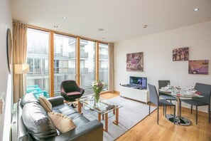 アパートメント 2 ベッドルーム | リビング エリア | 55 インチの薄型テレビ (ケーブル放送視聴可)、テレビ
