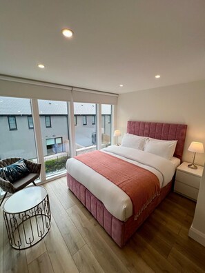 尊荣联排别墅, 3 间卧室 | 特色装修、特色家居、办公桌、隔音