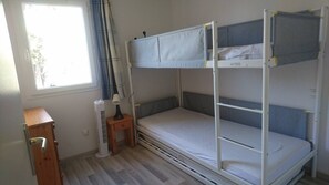 2 habitaciones y tabla de planchar con plancha 