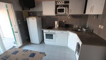 Geladeira, micro-ondas, fogĂŁo, torradeira