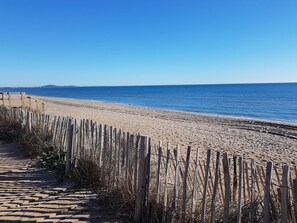 A beach with a wooden fence and a clear view of the ocean. - Lovely villa located in the residence CLOS DE SOCORRO with pool, 2 bedrooms with Airco,... (PORTIRAGNES)