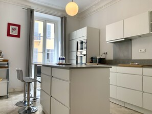 Een koelkast, een magnetron, een oven, een vaatwasser