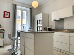 Kühlschrank, Mikrowelle, Ofen, Geschirrspüler