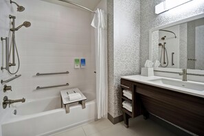 Kombinert dusj/badekar, designertoalettartikler og håndklær