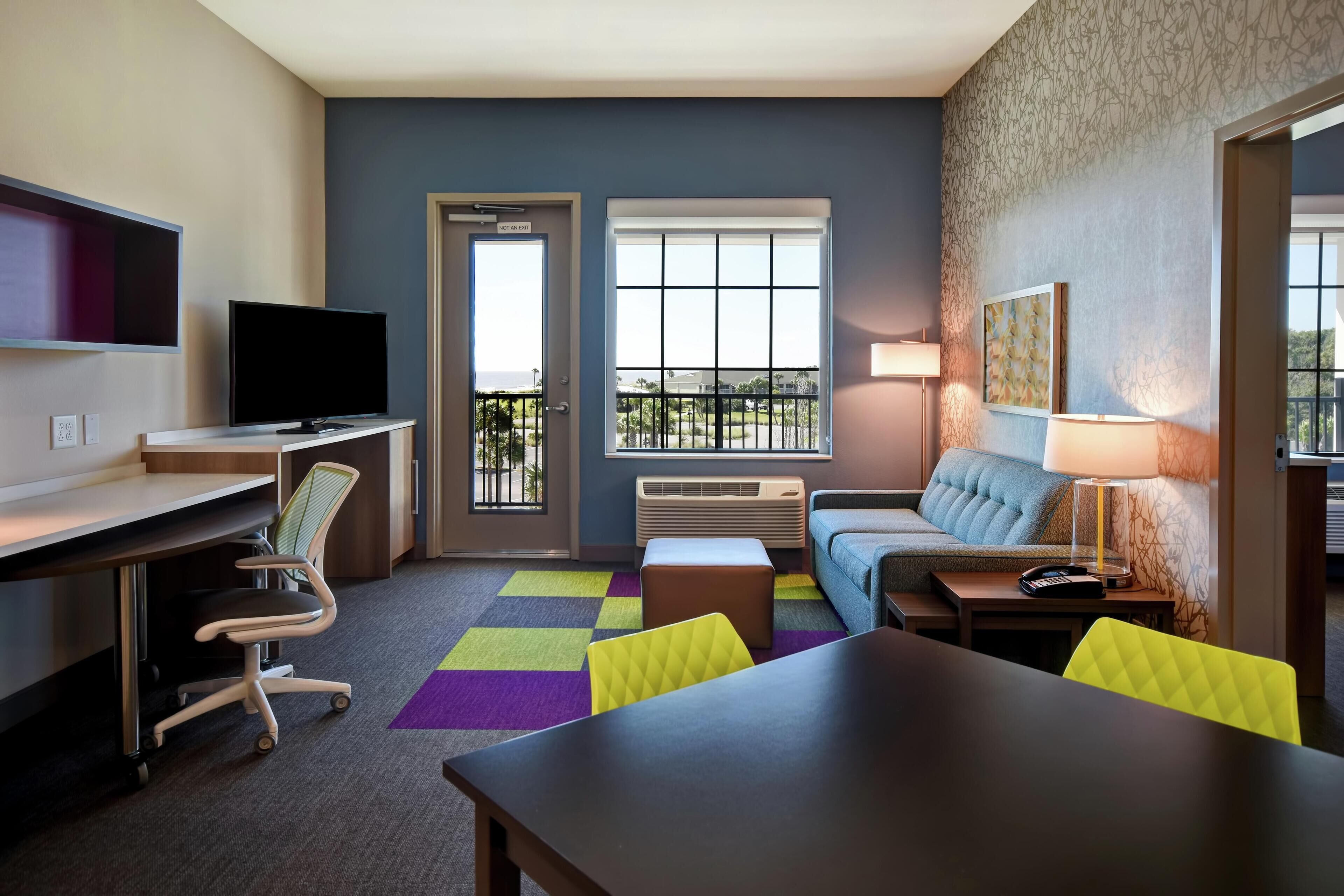 Suite, 1 Schlafzimmer, Nichtraucher | Schreibtisch, laptopgeeigneter Arbeitsplatz, Bügeleisen/Bügelbrett