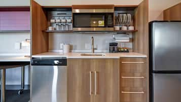 Full-size fridge, microwave, dishwasher, coffee/tea maker