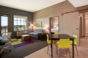 Suite, 1 habitación, no fumadores | Zona de estar | Televisión de pantalla plana de 42 pulgadas con canales por cable