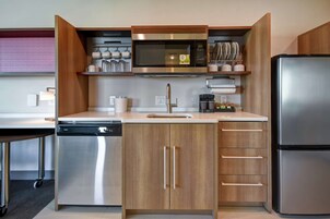 Ψυγείο κανονικού μεγέθους, φούρνος μικροκυμάτων, πλυντήριο πιάτων