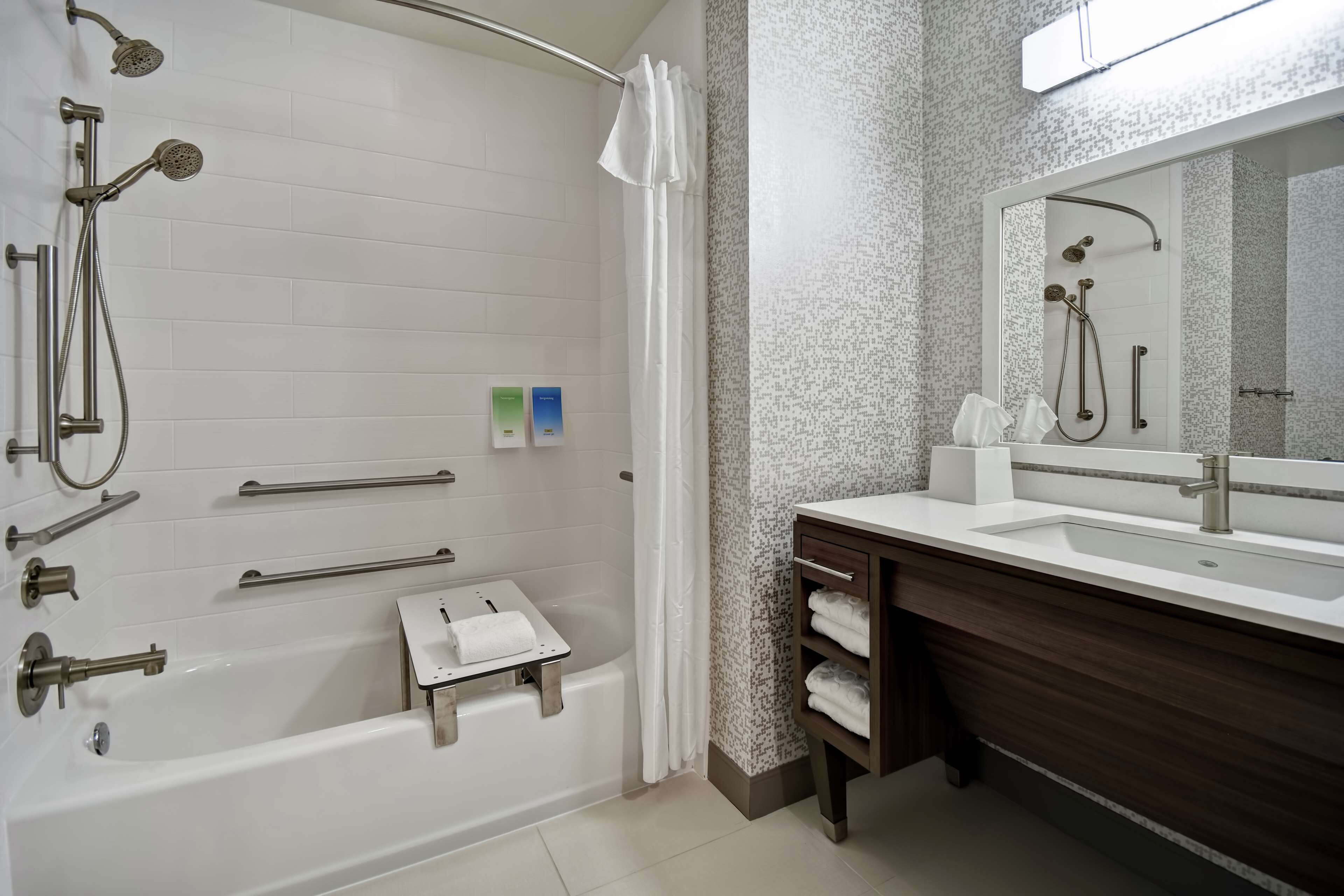 combined shower/bathtub, designer toiletries, towels