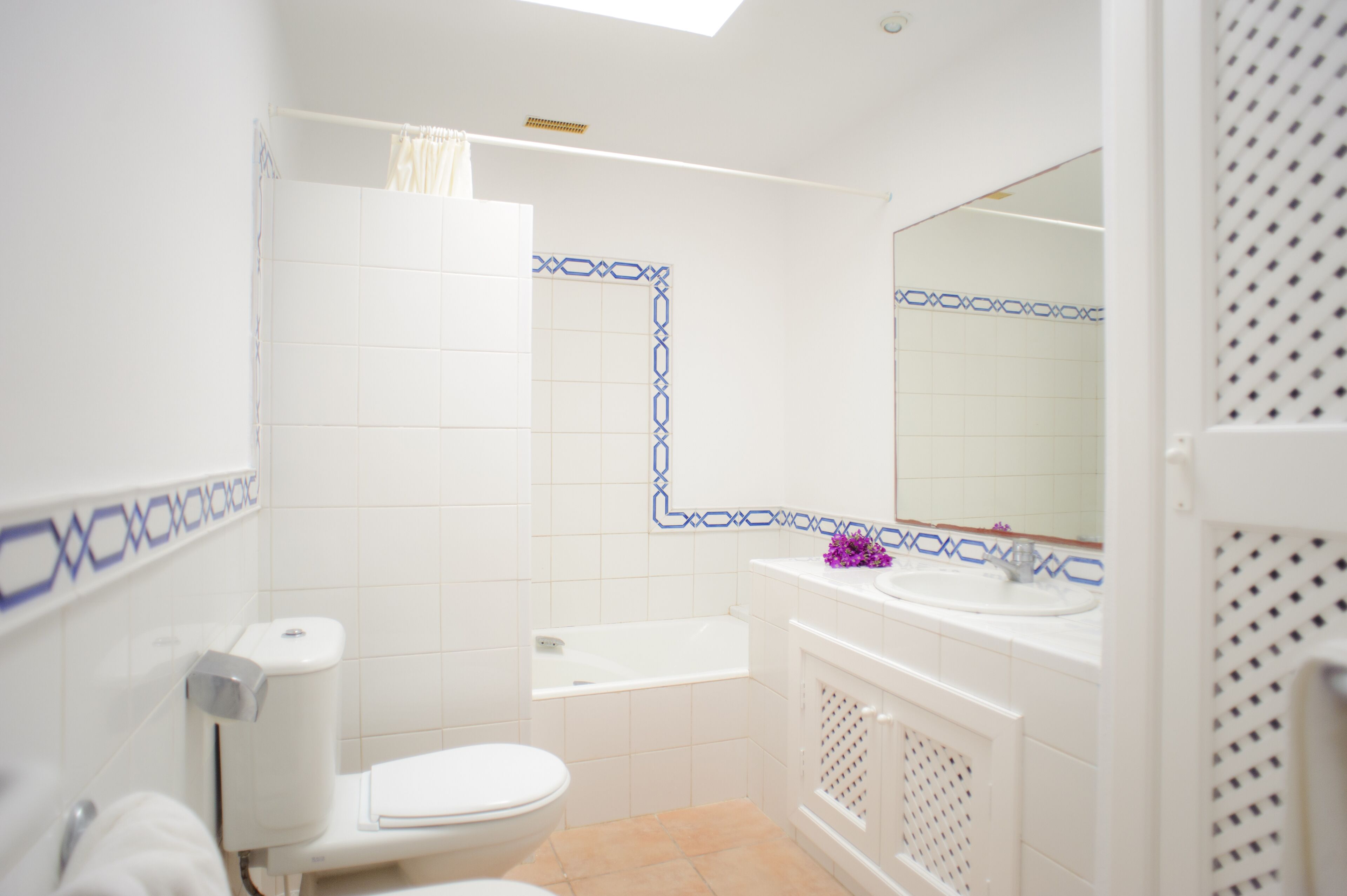 A bathroom with a toilet, bathtub, and sink.