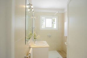 Bathtub, towels - Villa Pineda, Walking Distance to 2 Beautiful Beaches, private Pool, Wi-Fi (Santanyí)