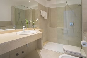 Bathtub, towels