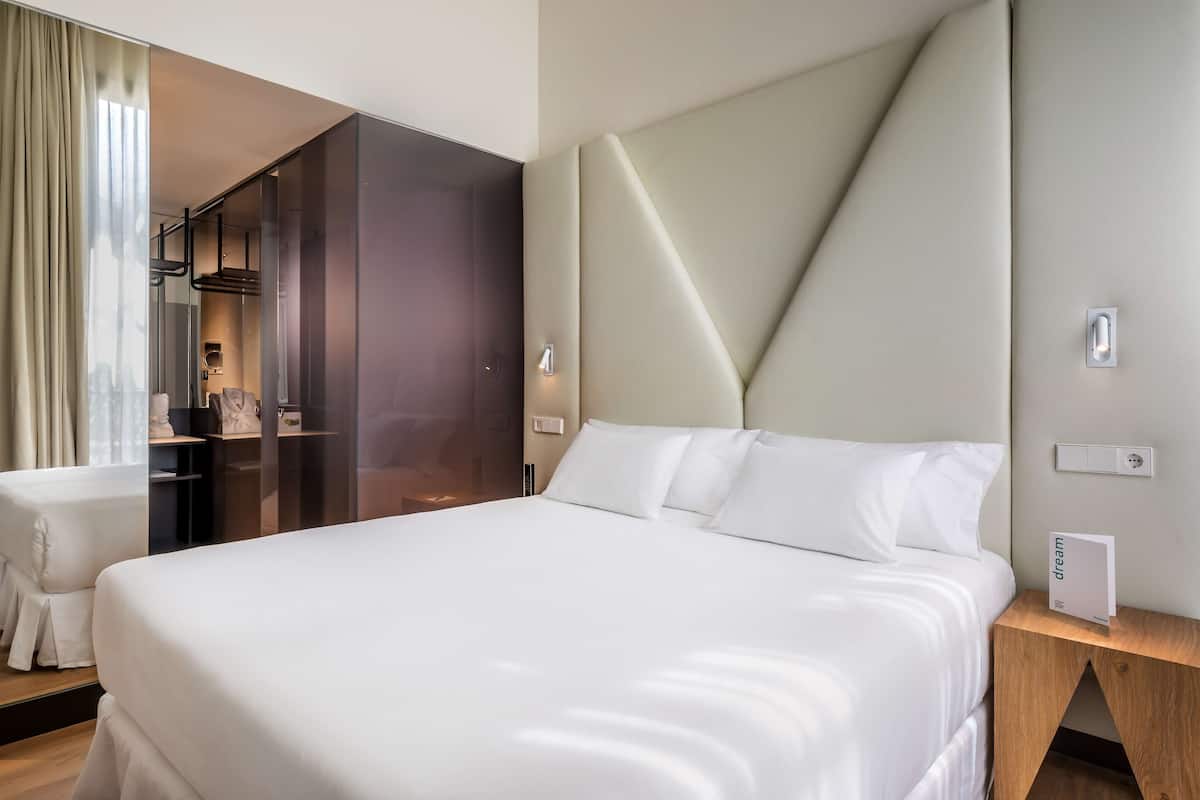 1 bedroom, hypo-allergenic bedding, down comforters, minibar
