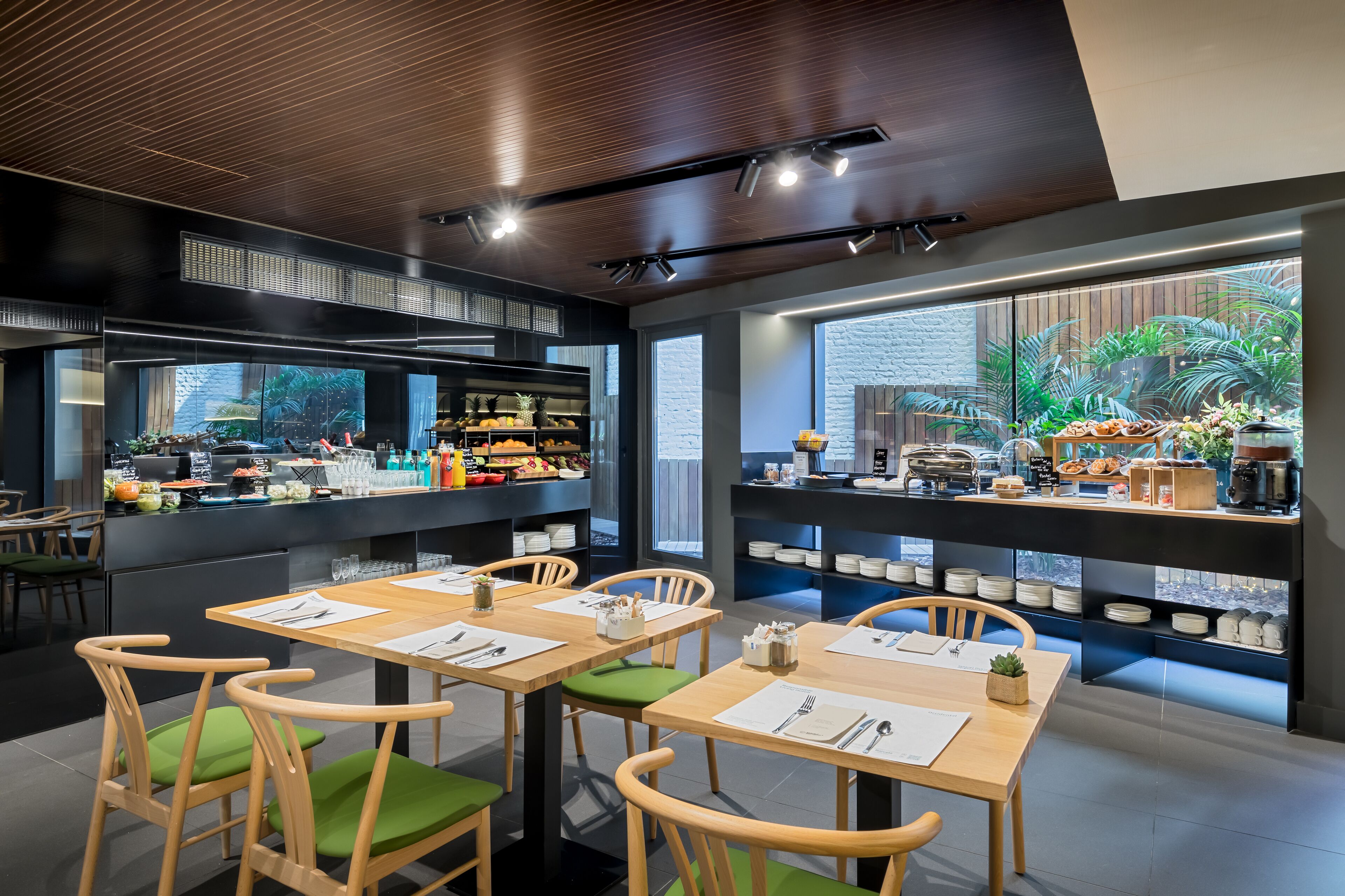 Bữa sáng buffet hàng ngày (18 EUR/mỗi người) 