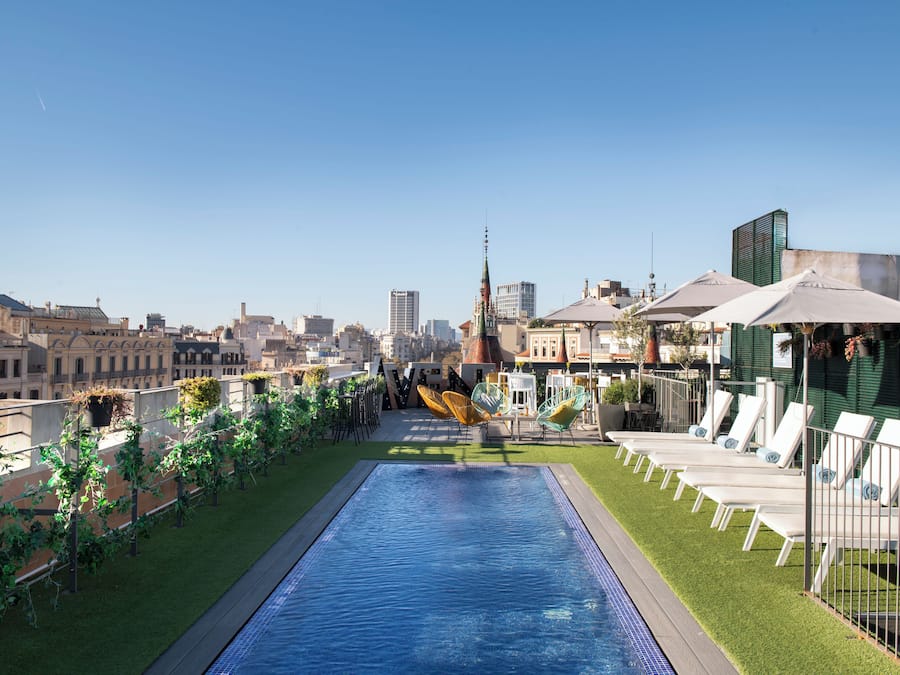 Alberca al aire libre, acceso de 09:00 a 18:00, y camastros