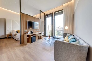 Allergitestet sengetøy, dundyner, minibar og safe på rommet