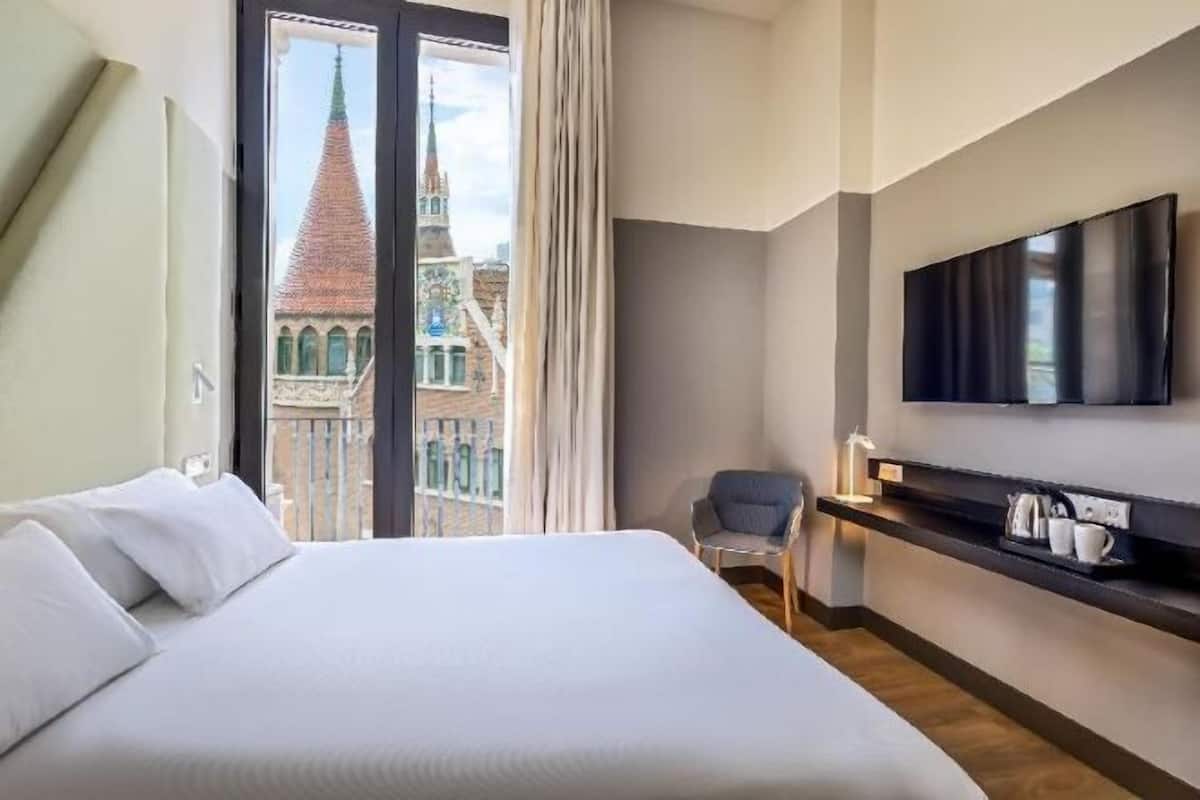 1 bedroom, hypo-allergenic bedding, down comforters, minibar