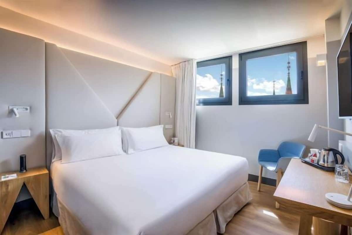 1 bedroom, hypo-allergenic bedding, down comforters, minibar