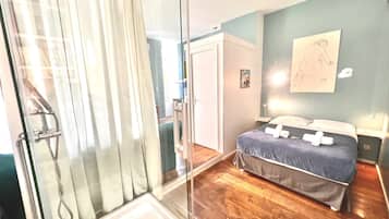 Een strijkplank/strijkijzer, gratis wifi, beddengoed