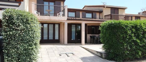 المنشأة من الخارج