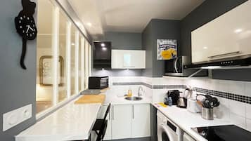 Fridge, microwave, coffee/tea maker, electric kettle