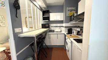 Frigorifero, microonde, macchina per tè/caffè, bollitore elettrico