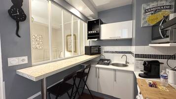 Frigorifero, microonde, macchina per tè/caffè, bollitore elettrico