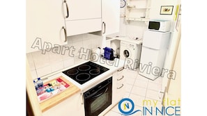 Een koelkast, een microgolfoven, een oven, een waterkoker