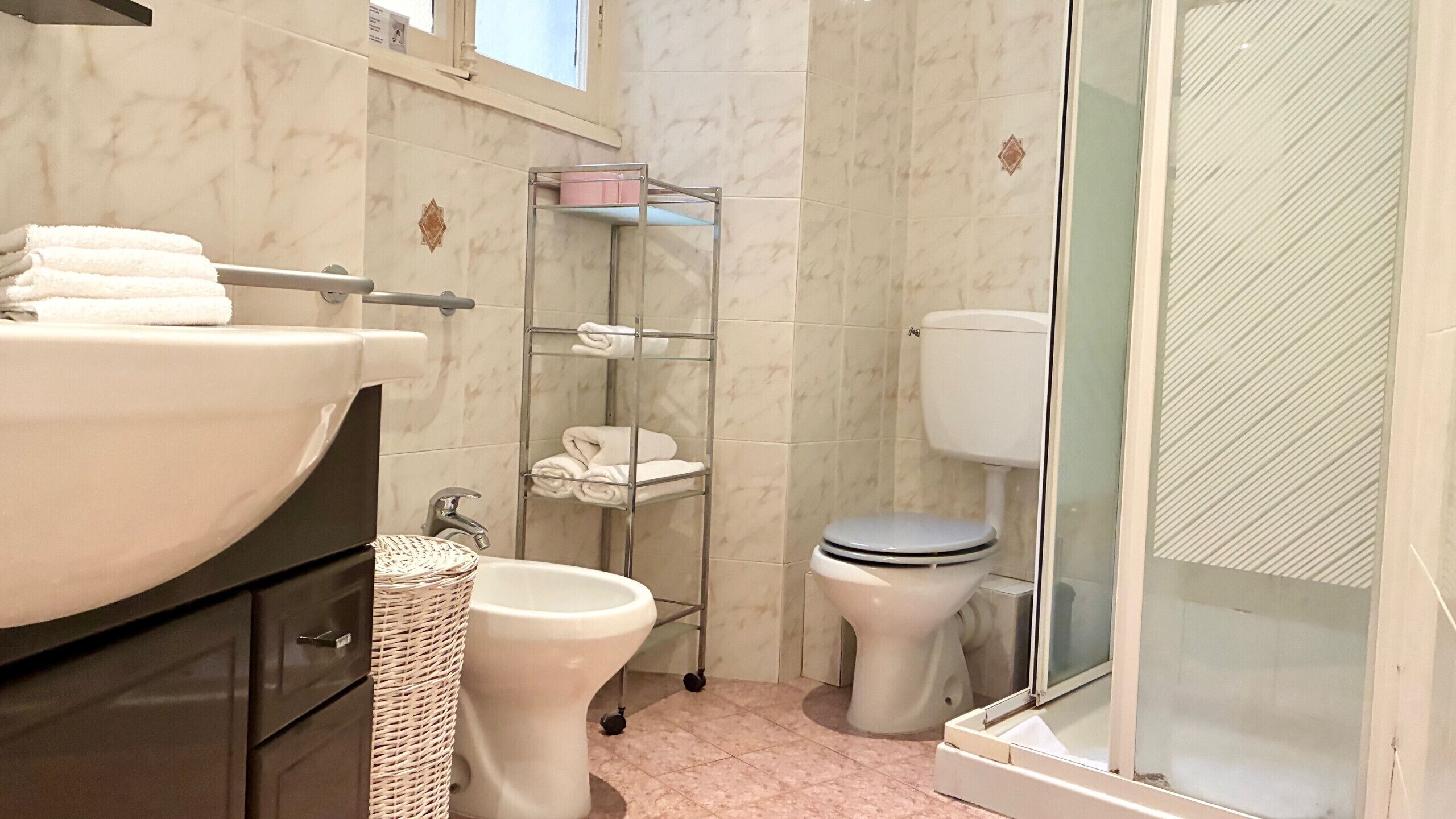 Dusche, Haartrockner, Handtücher