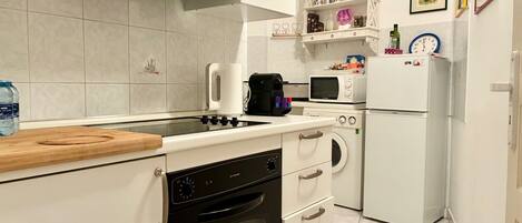 雪櫃、微波爐、焗爐、電熱水壺