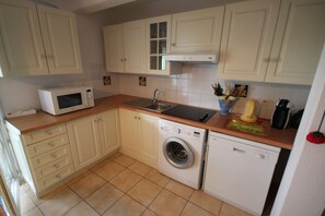 Kühlschrank, Mikrowelle, Ofen, Geschirrspüler